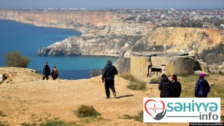 İmkanı olanlar fürsətdən istifadə edərək bağ evlərində dincəlirlər. İmkanı olanlar fürsətdən istifadə edərək bağ evlərində dincəlirlər.