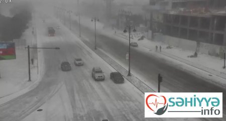 Körpülərin üzərində və tunellərin çıxışlarında yolun hərəkət hissəsi buz bağlayıb - RƏSMİ + FOTO