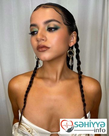 Göz makiyajına zümrüd yaşılının təsiri..