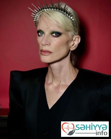 Göz makiyajına zümrüd yaşılının təsiri..