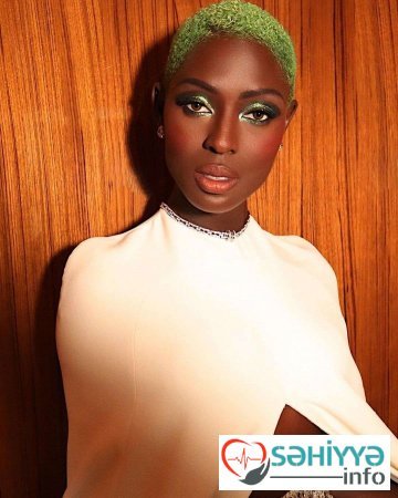 Göz makiyajına zümrüd yaşılının təsiri..