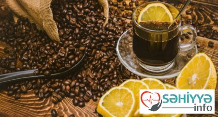 Limonlu qəhvə içmək