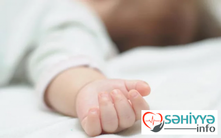 Bir yaşlı körpə anasının qucağından düşərək öldü