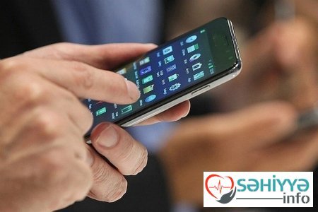 Yemək yeyərkən smartfondan istifadənin fəsadları...