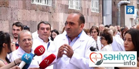 Ermənistanda həkimlər etiraza qalxdı