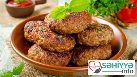 Nə un, nə çörək — Kotletin parçalanmaması üçün içinə bir qaşıq əlavə edin